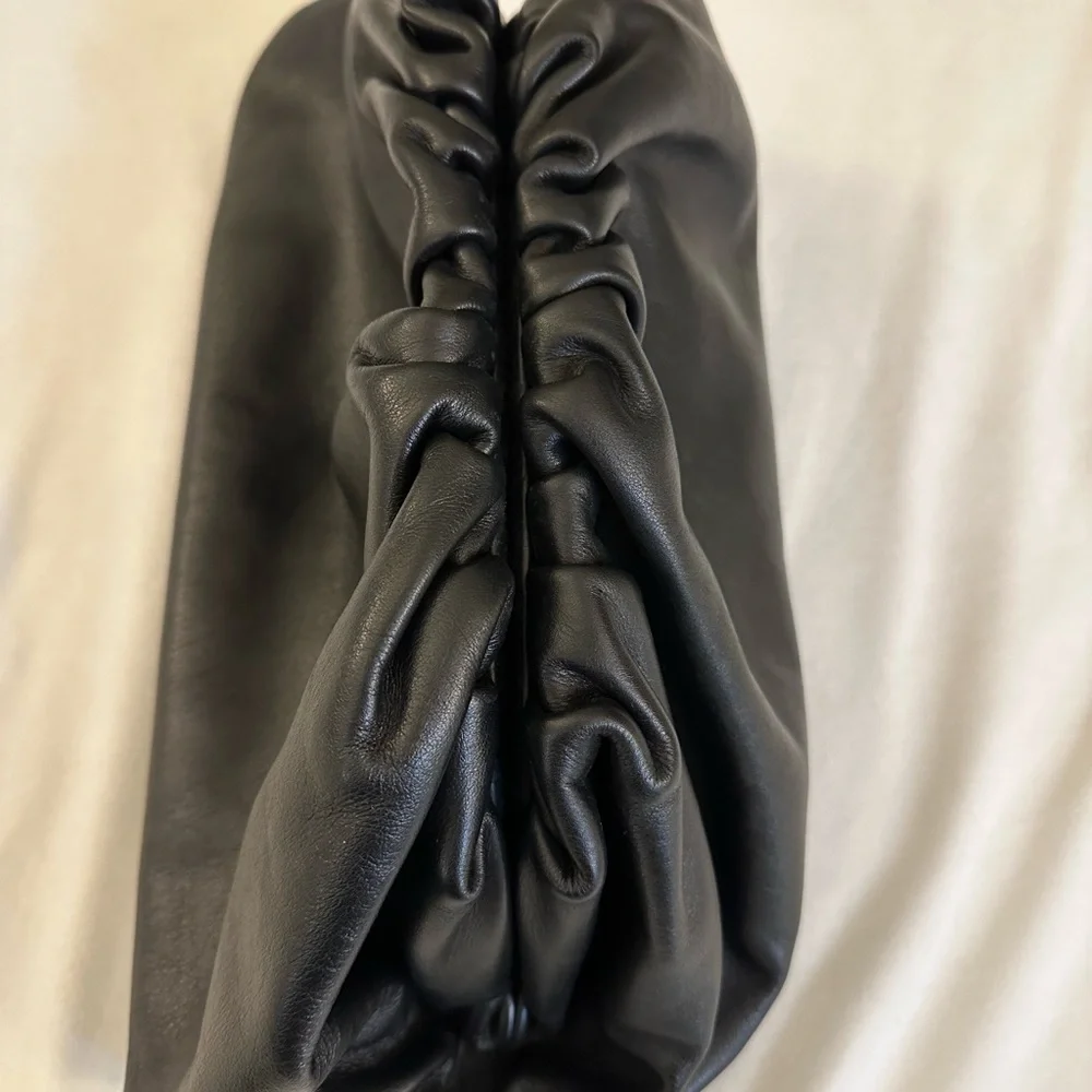 100% authentic Bottega Veneta The Pouch leather clutch. In black. - Picture 3 of 9